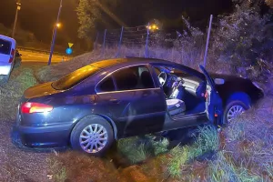 Pijany i bez uprawnień wjechał w skarpę na obwodnicy