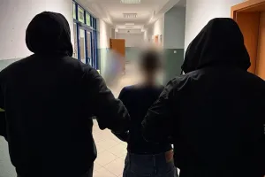 Skoczył na plecy, kopał i gryzł. Zaatakował sąsiadkę, której ukradł 3 tys.