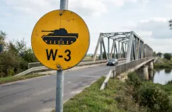 Żółta tabliczka przy drodze. Co oznacza ten znak? Nie każdy kierowca musi go znać