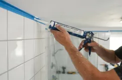 Jak wykończyć ścianę między płytkami a sufitem? Sprawdzone sposoby na małą i dużą szczelinę