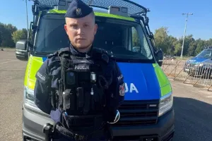 Pijany kierowca wjechał do rowu. Policjant po służbie ruszył z pomocą