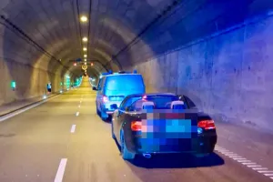 Wypadek w Tunelu pod Martwą Wisłą. Ranna motocyklistka, wjazd zablokowany