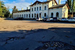 Parking przy dworcu w Oliwie znów pod lupą. PKP mówi o bezdomnych i porzuconych autach