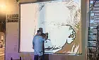 Mural ze Zbigniewem Wodeckim wraca na ścianę we Wrzeszczu