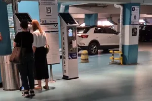 Parkometry z fotowoltaiką na podziemnym parkingu. To ma sens