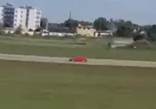 Ferrari kontra startujący samolot. Kto wygrał?