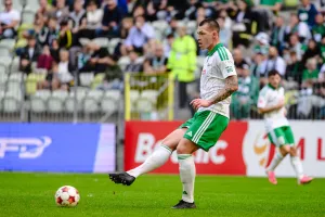 Brytyjscy piłkarze pytają Kacpra Łopatę o polską ligę i Lechię Gdańsk