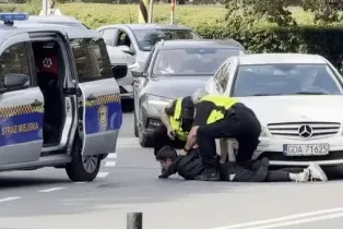 Strażnicy miejscy powalili i skuli awanturnika