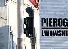 Mural ze Zbigniewem Wodeckim wraca na ścianę we Wrzeszczu