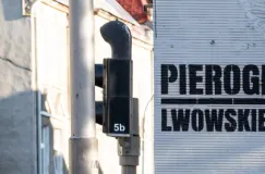 Mural ze Zbigniewem Wodeckim wraca na ścianę we Wrzeszczu