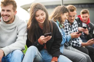 Scrollujemy, oglądamy i... tęsknimy za chwilą bez telefonu