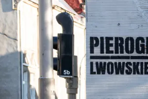 Mural ze Zbigniewem Wodeckim wraca na ścianę we Wrzeszczu