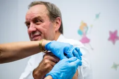 "Grypa to nie przeziębienie". Kto może zaszczepić się za darmo?