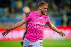 Arka Gdynia zagra w różowym meczu. Większa rola asystenta