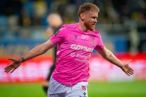 Arka Gdynia zagra w różowym meczu. Większa rola asystenta