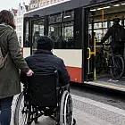 Nie wpuścił wózka inwalidzkiego do autobusu, bo w środku był rower