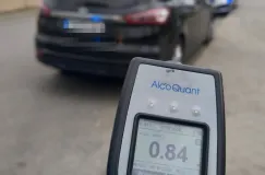 Kompletnie pijany wiózł 4-latka. Uciekał i wjechał w bankomat
