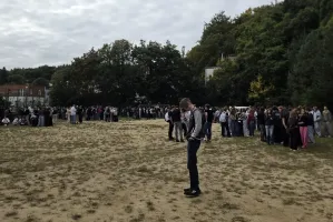 Alarmy bombowe w kilkunastu szkołach. Były ewakuacje uczniów