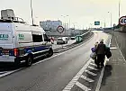 Śniadanie na krawężniku ruchliwej ulicy. Straż interweniowała