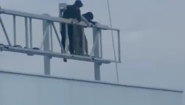 Zabawa nastolatków na dachu wieżowca