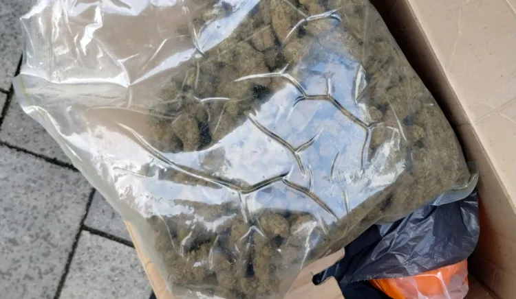Dwaj 20-latkowie nieśli przez osiedle 7 kg narkotyków