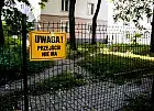 Płot za 60 tys. zł nie rozwiązał problemów. Miasto: nie może tu stać