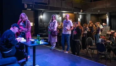 Żulczyk przyciągnął tłumy. Kolejka po autografy ciągnęła się przez cały teatr