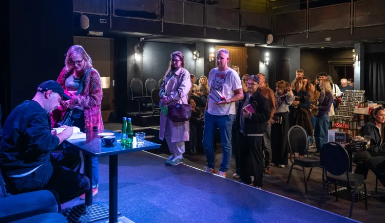 Żulczyk przyciągnął tłumy. Kolejka po autografy ciągnęła się przez cały teatr