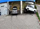 Wjechała na dach innego auta i staranowała myjnię