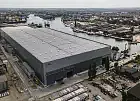 Cmentarz zagłady wśród stoczniowych dźwigów
