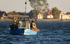 Pasjonaci patrolują rzekę i łapią kłusowników