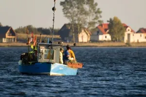 Pasjonaci patrolują rzekę i łapią kłusowników