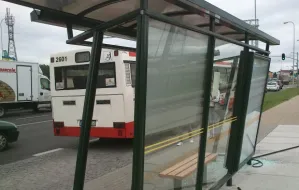 SKM-ki stały, autobus uderzył w wiatę