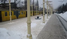 Wątpliwy bursztyn na peronie w Sopocie