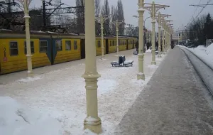Wątpliwy bursztyn na peronie w Sopocie