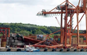 Zniszczona suwnica znika z portu w Gdyni