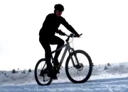 Co robi rowerzysta zimą? Trenuje!