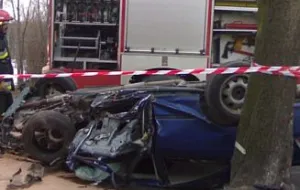 Dwa wypadki w Gdyni: palący się autobus i auto na drzewie