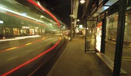 Nocne sprinty za uciekającym autobusem