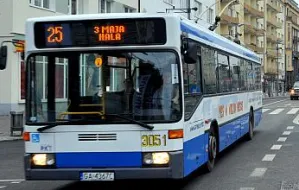 Dlaczego gdyńskie autobusy nie wjeżdżają na przystanki?