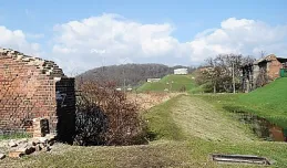 Zabytkowy mur przy gdańskich bastionach: zdewastowany i bezpański?