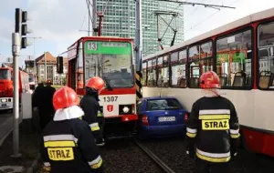 Wypadek na Podwalu Grodzkim: dwa tramwaje i auto