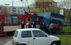Ciężarówka wjechała pod tramwaj na Zaspie