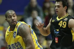 Półfinałowe derby koszykarzy