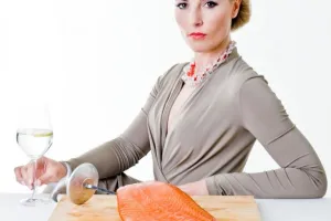 Florecistka zachwala łososia, żeglarz zaprasza do apartamentu