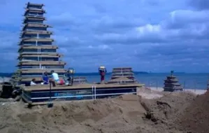 "Solidarne" rzeźby z piasku już w budowie