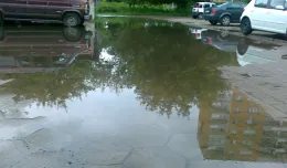 Woda zalewa parking. Przez beton w studzience