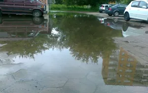 Woda zalewa parking. Przez beton w studzience