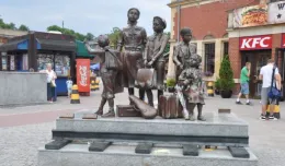 Pomnik Kindertransportów zniszczony przez złodzieja i słońce