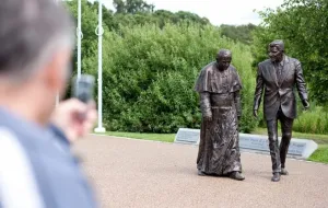 Jan Paweł II spaceruje z Reaganem w Parku Nadmorskim